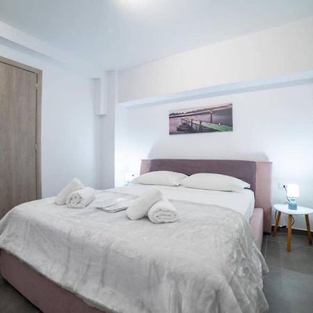Apartamento Brand New Aprt With Backyard In Lycabettus Hill ! Atenas Exterior foto