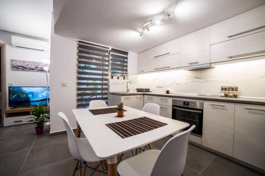 Apartamento Brand New Aprt With Backyard In Lycabettus Hill ! Atenas Exterior foto