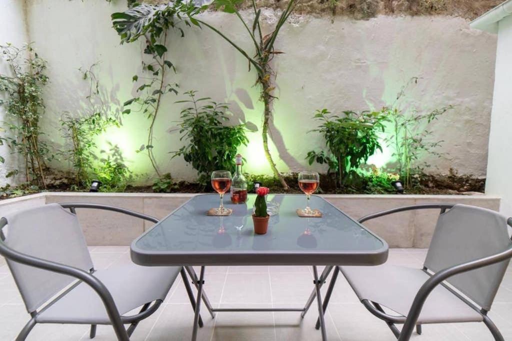 Apartamento Brand New Aprt With Backyard In Lycabettus Hill ! Atenas Exterior foto